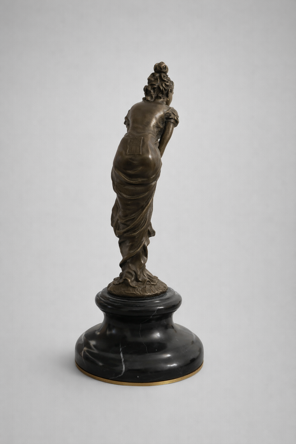 Bronzen beeld – Vrouwelijke figuur – naar L. Biscoli – Italië – 20e eeuw (reproductie)