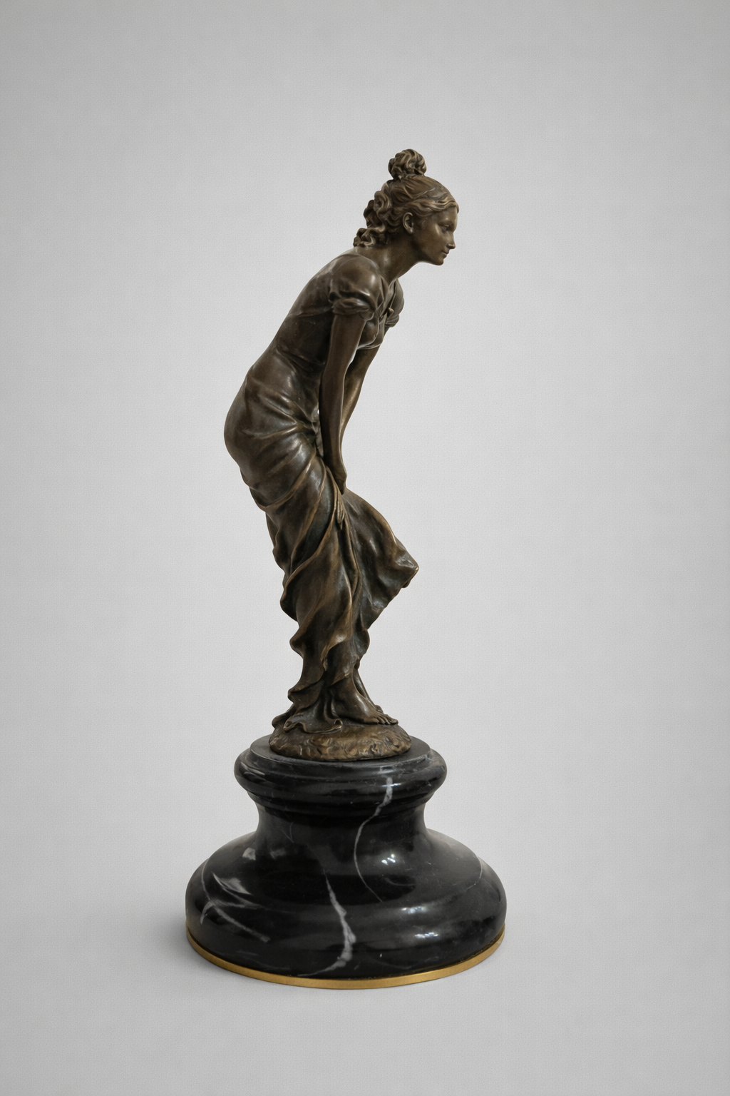 Bronzen beeld – Vrouwelijke figuur – naar L. Biscoli – Italië – 20e eeuw (reproductie)