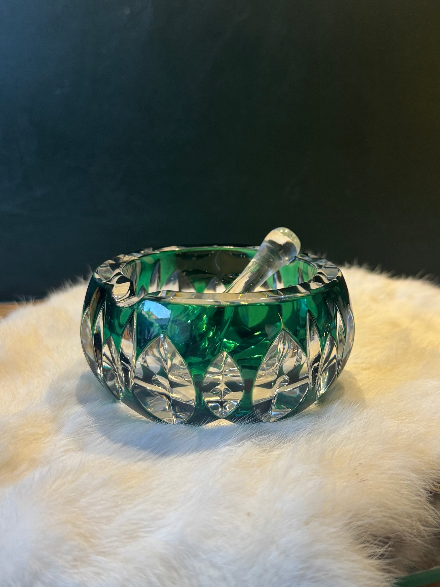 Val Saint Lambert asbak – Art Deco groen kristal – gesigneerd Belgisch design
