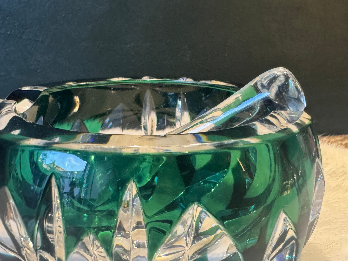 Val Saint Lambert asbak – Art Deco groen kristal – gesigneerd Belgisch design