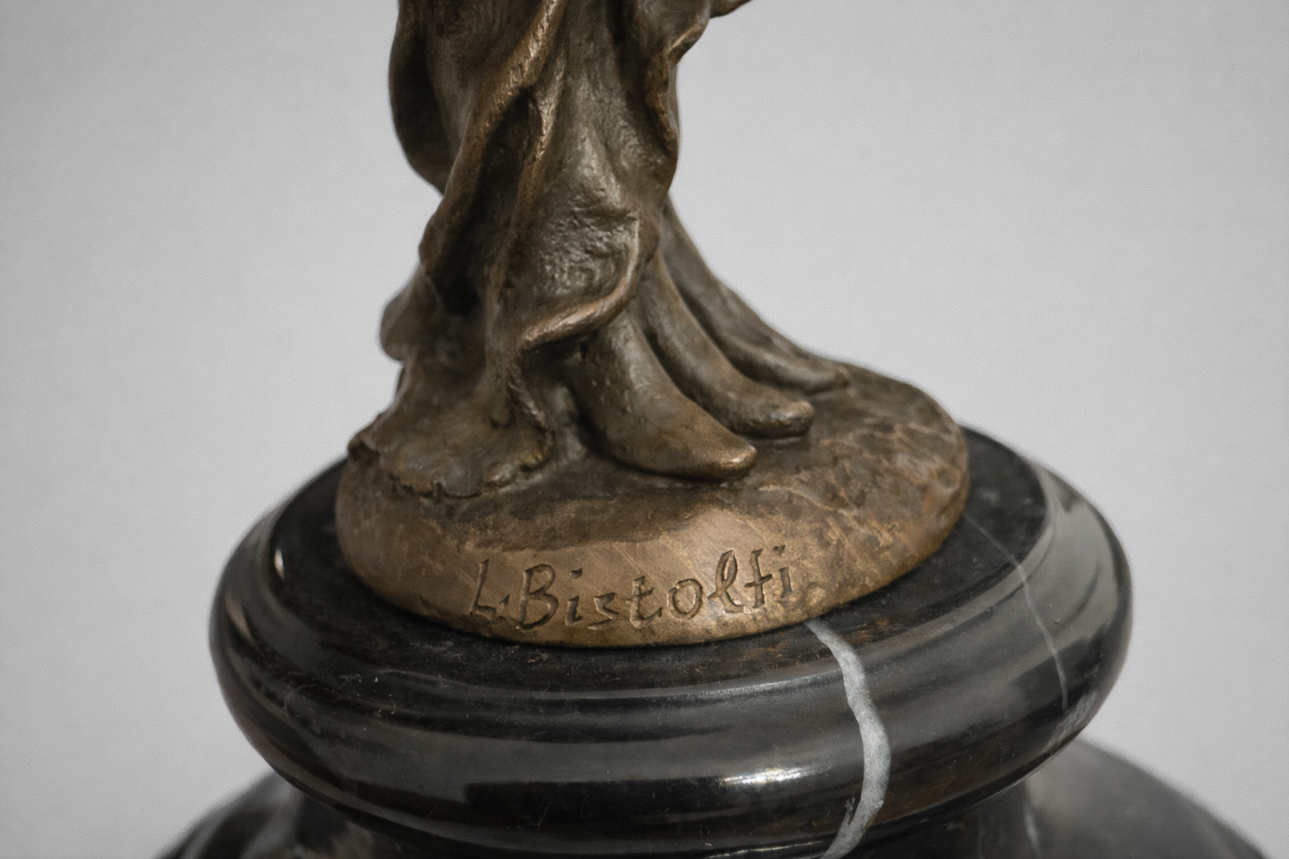 Bronzen beeld – Vrouwelijke figuur – naar L. Biscoli – Italië – 20e eeuw (reproductie)