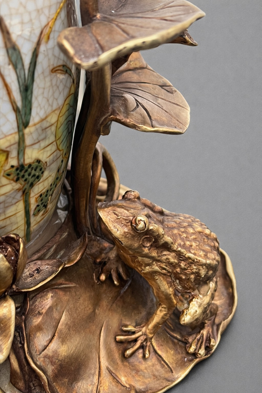 Jugendstilvase mit Bronzedekor – Porzellan mit Elfen und Fröschen