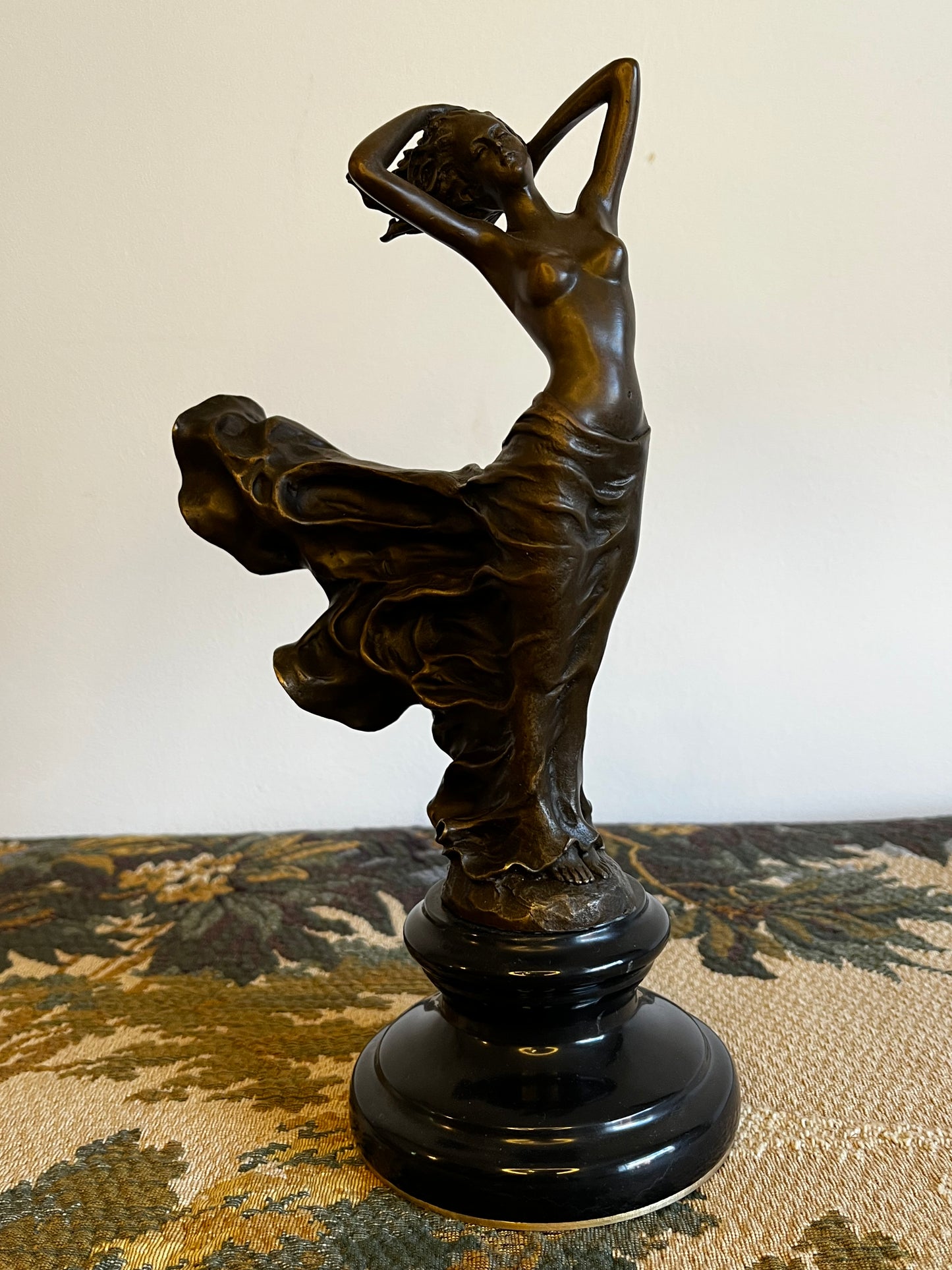 Leonardo Bistolfi "Vrouw in de Wind" - Art Nouveau Bronzen Statuette op Graniet