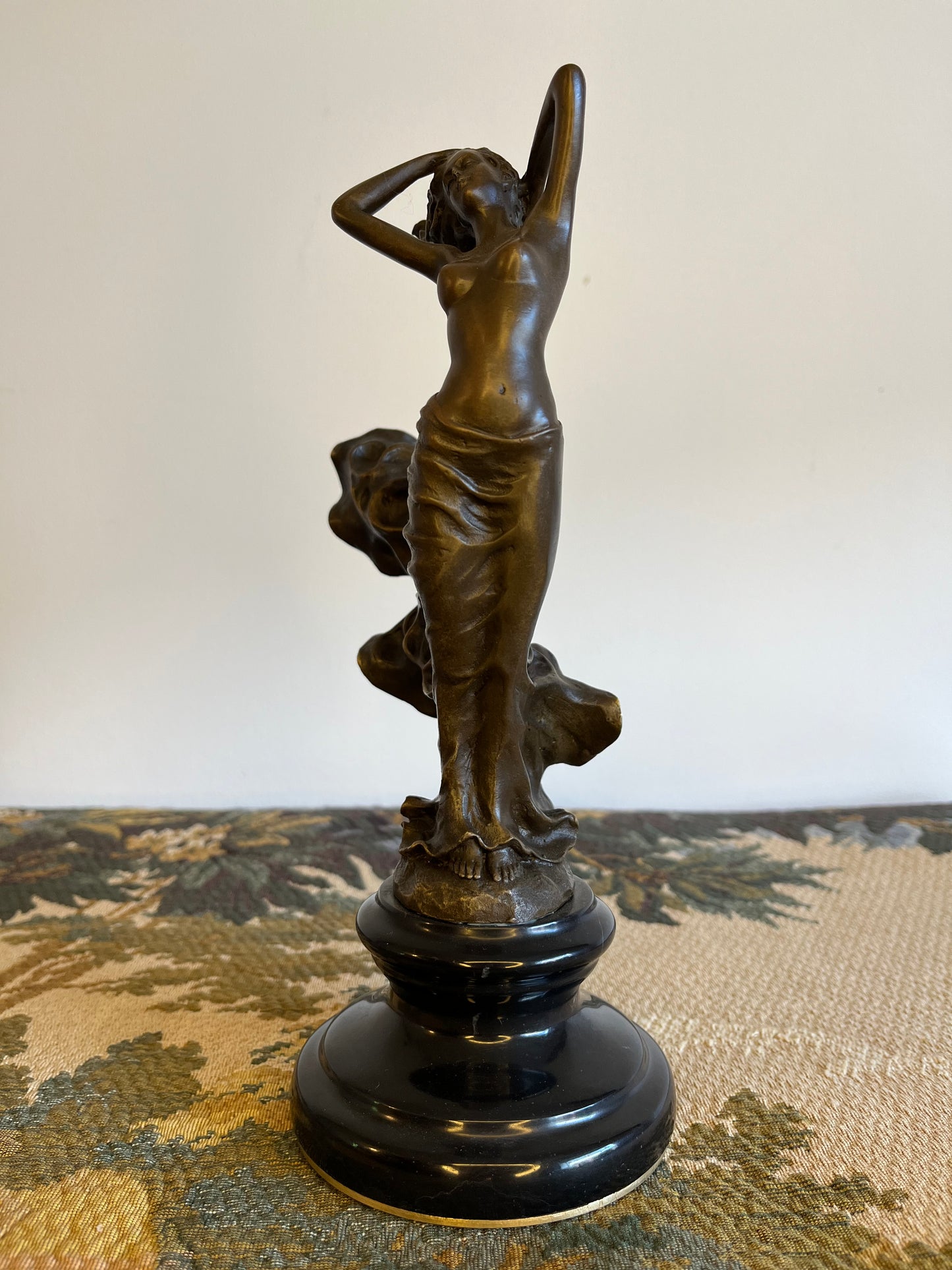 Leonardo Bistolfi "Vrouw in de Wind" - Art Nouveau Bronzen Statuette op Graniet