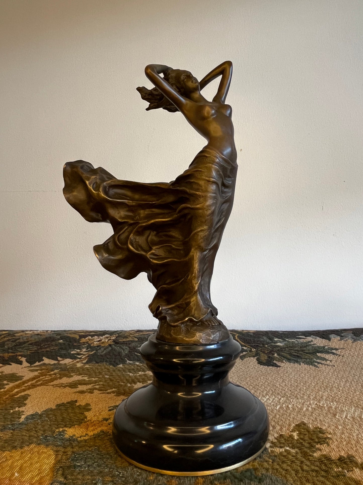 Leonardo Bistolfi "Vrouw in de Wind" - Art Nouveau Bronzen Statuette op Graniet