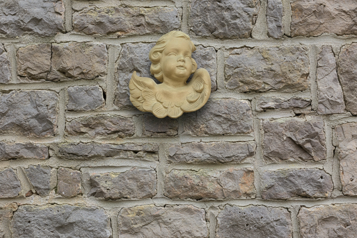 engel hangt als voorbeeld aan de muur