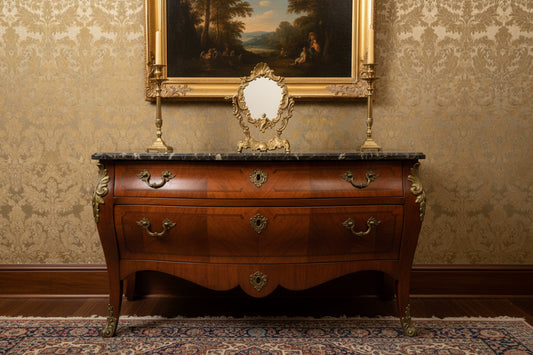 spiegel staat op een commode