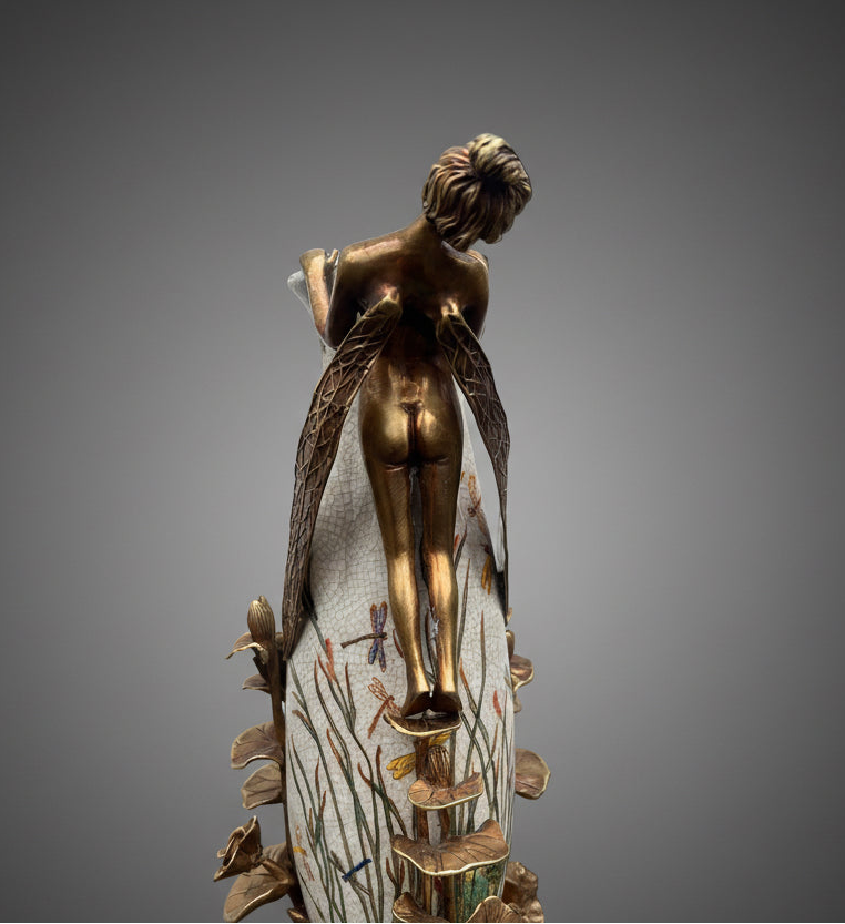 Jugendstilvase mit Bronzedekor – Porzellan mit Elfen und Fröschen