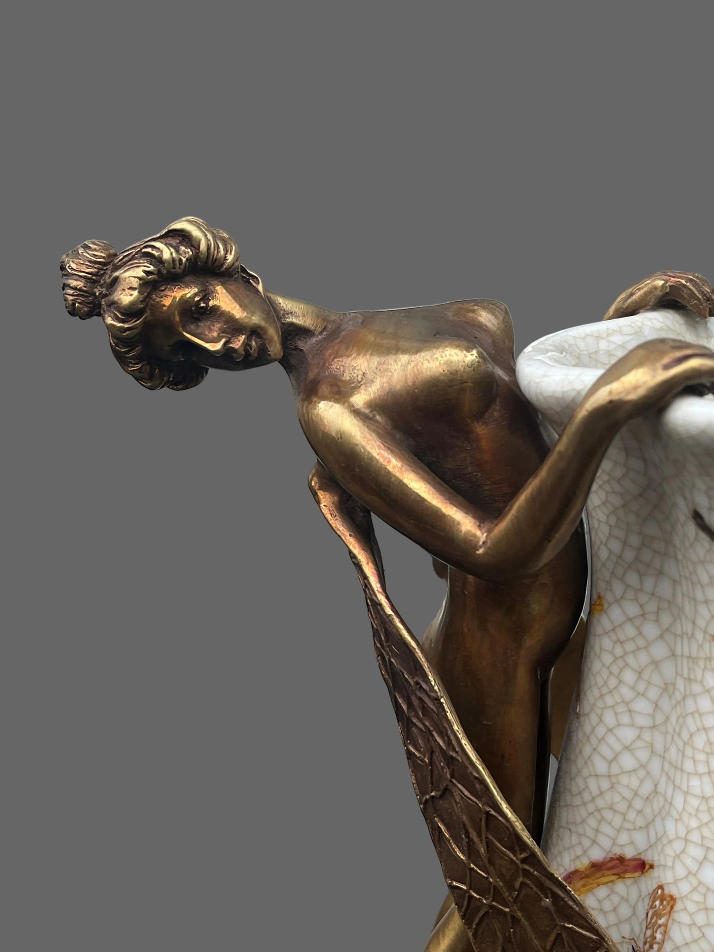 Jugendstilvase mit Bronzedekor – Porzellan mit Elfen und Fröschen