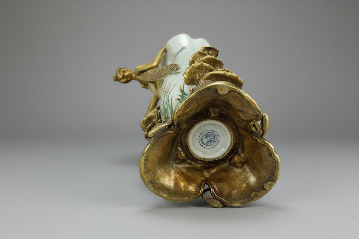 Jugendstilvase mit Bronzedekor – Porzellan mit Elfen und Fröschen