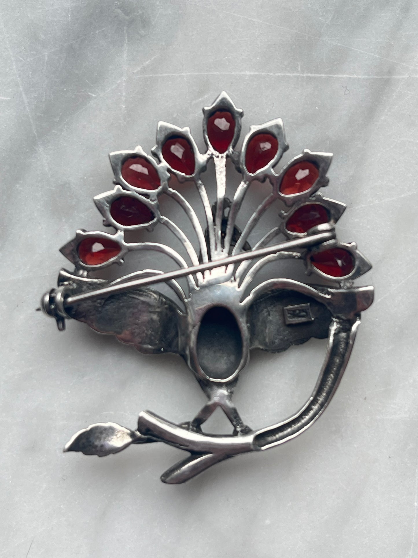 achteraanzicht pauwen brouch en stempel