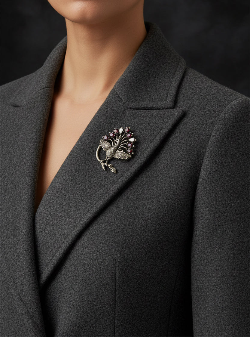 pauwen broche pin op mantel