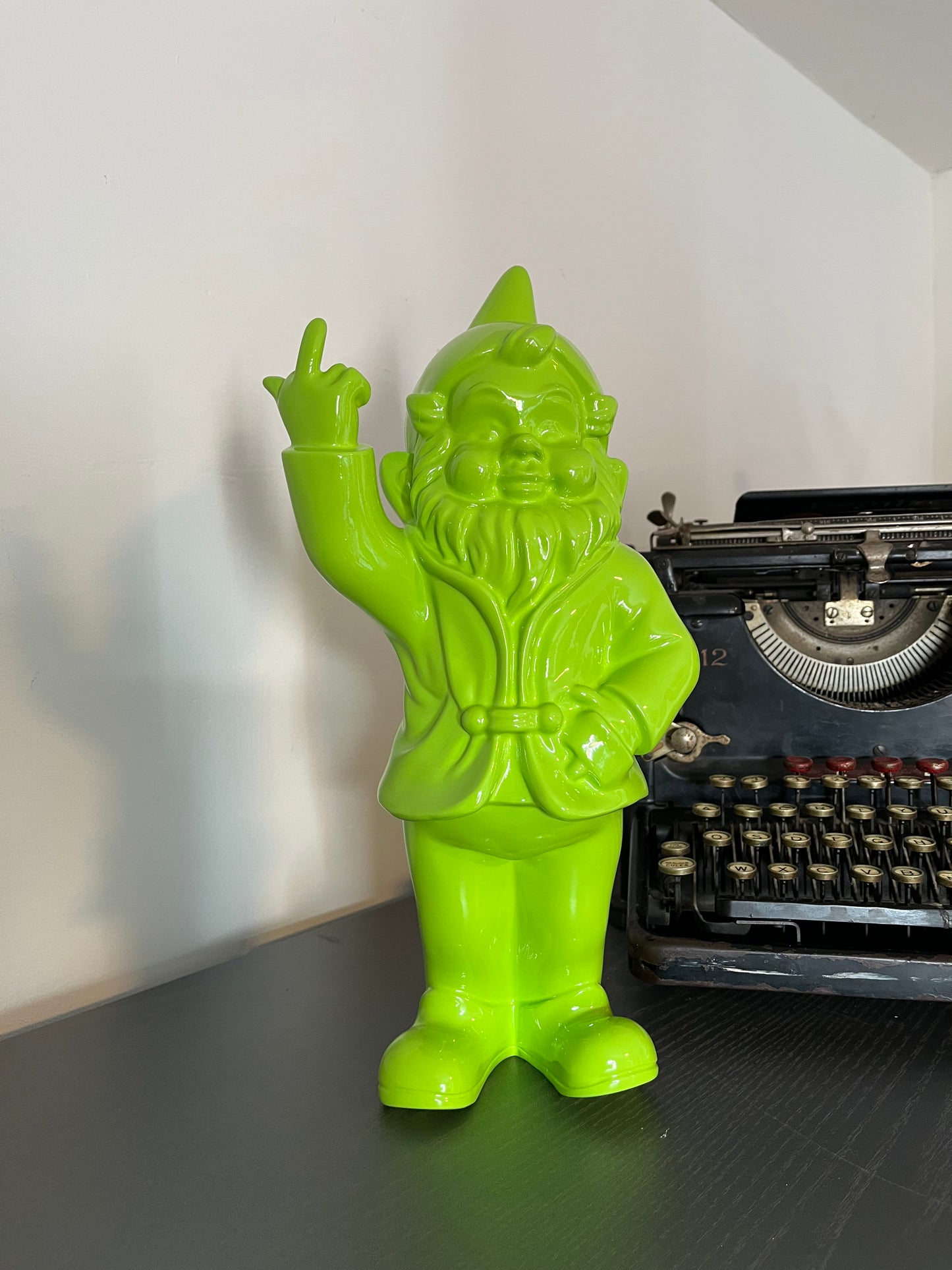 Rebel Kabouter Sculptuur – Polystone Tuinbeeld Statement Piece