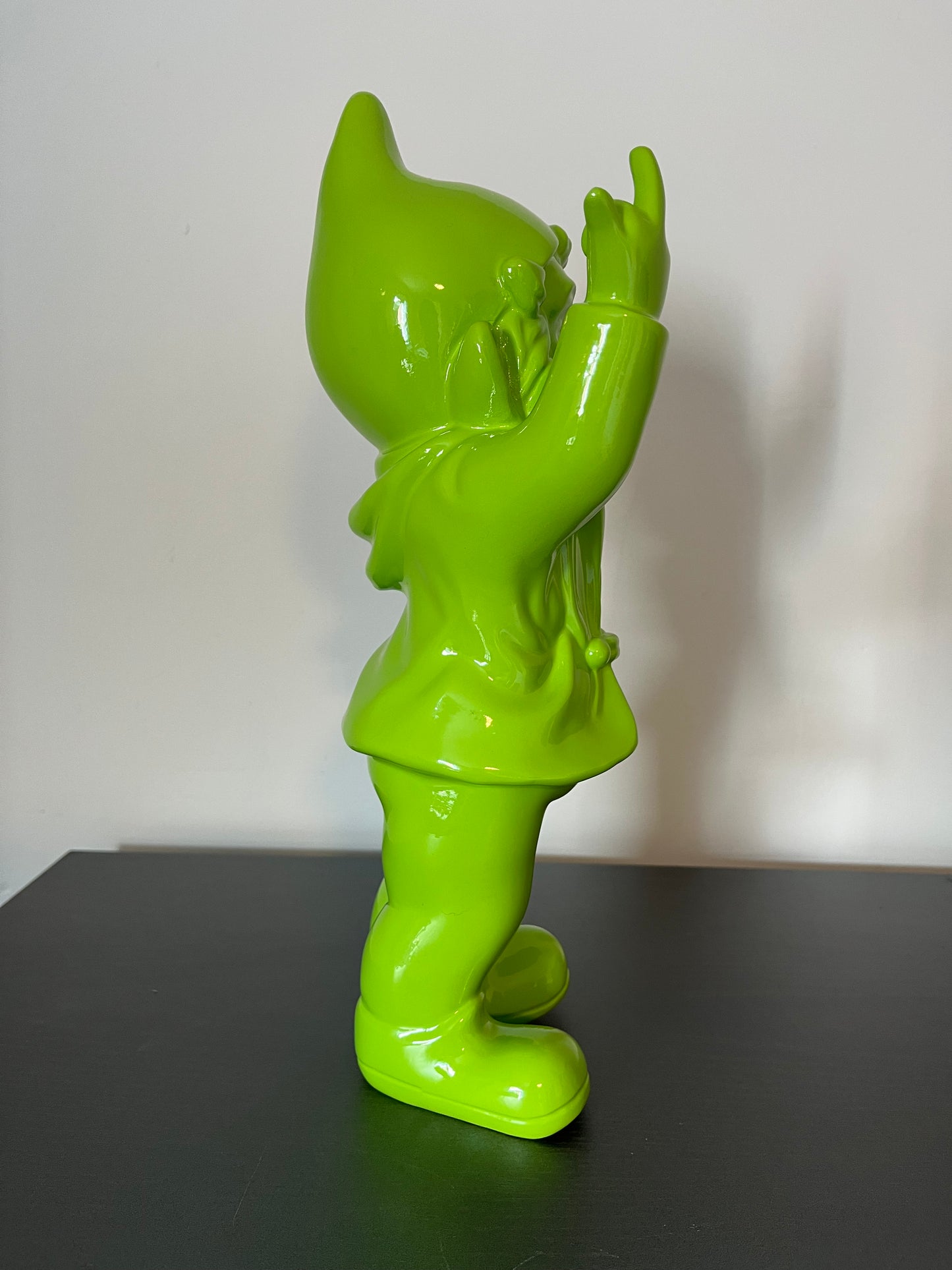 Rebel Kabouter Sculptuur – Polystone Tuinbeeld Statement Piece