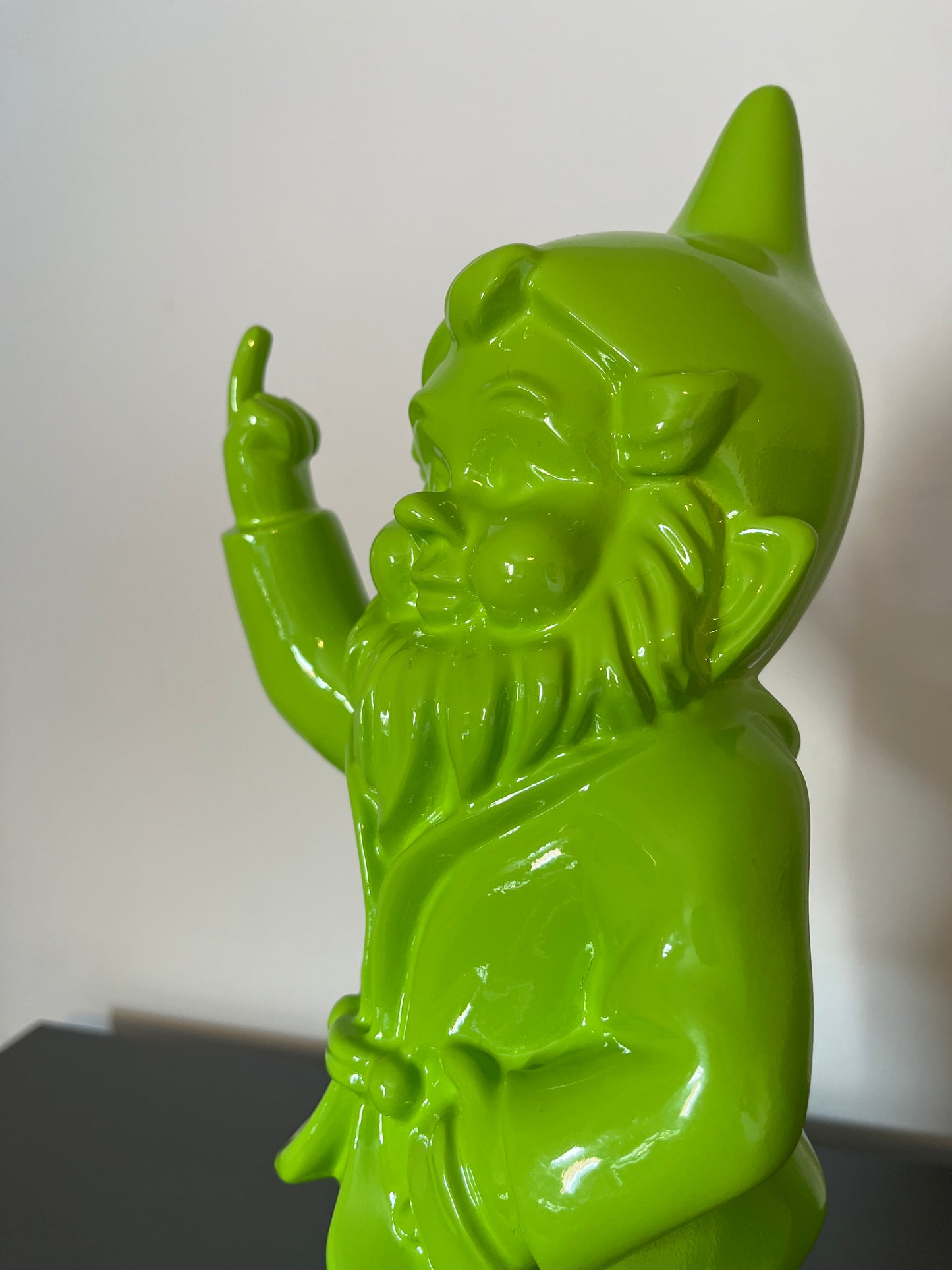 Rebel Kabouter Sculptuur – Polystone Tuinbeeld Statement Piece