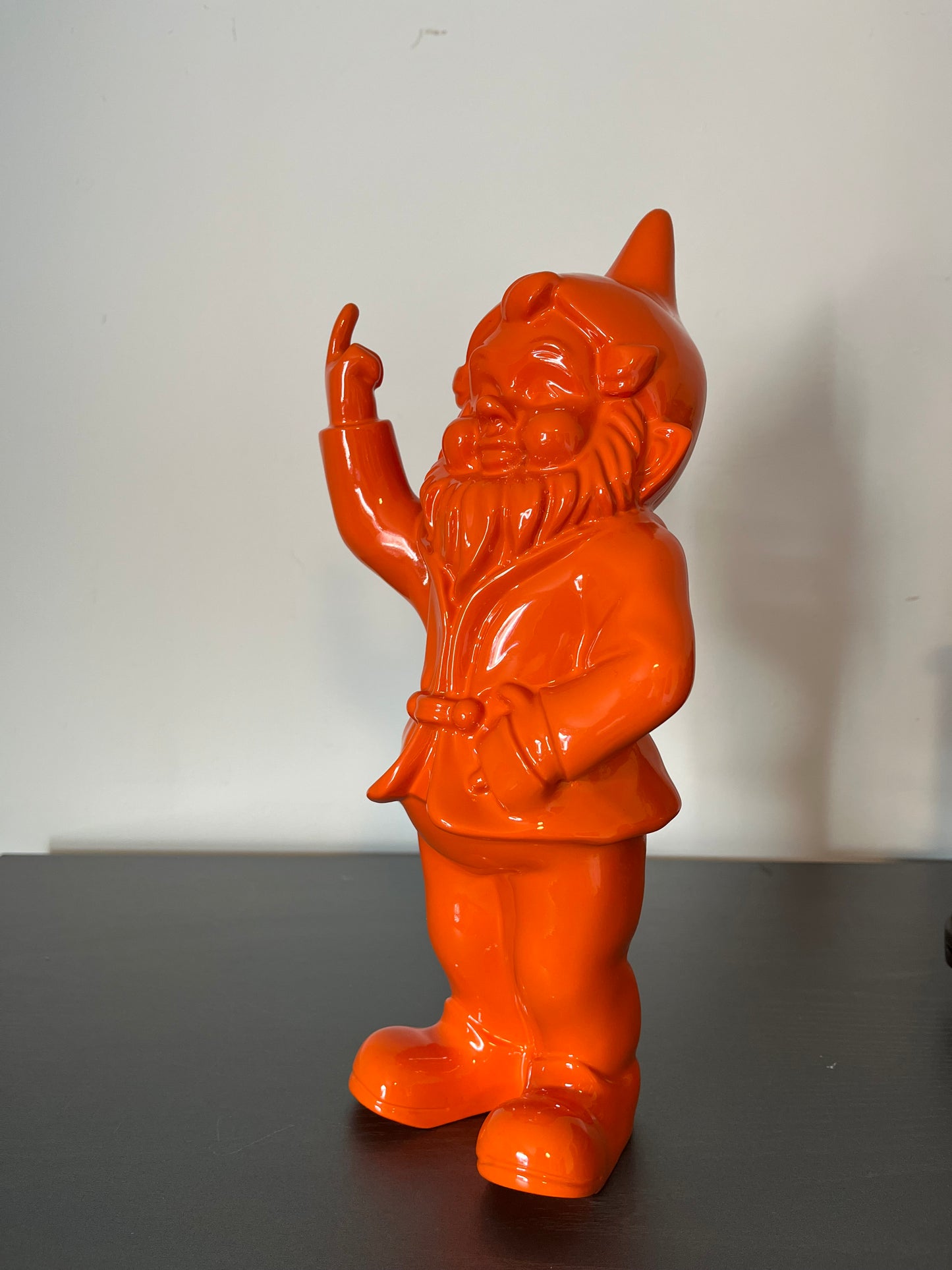 Rebel Kabouter Sculptuur – Polystone Tuinbeeld Statement Piece (kopie)