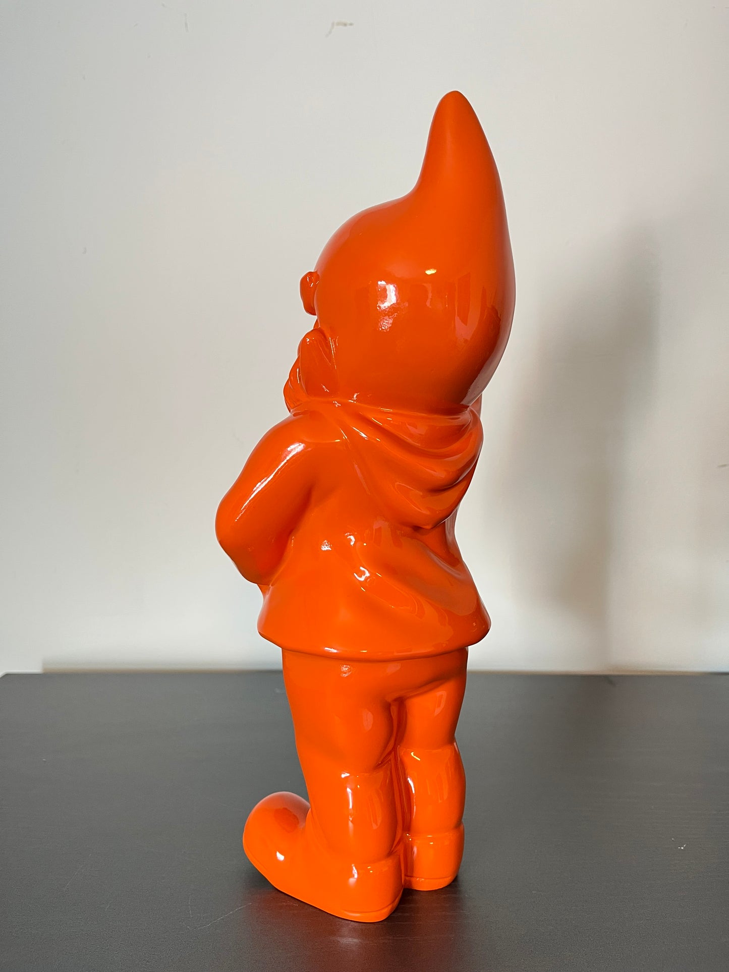 Rebel Kabouter Sculptuur – Polystone Tuinbeeld Statement Piece (kopie)