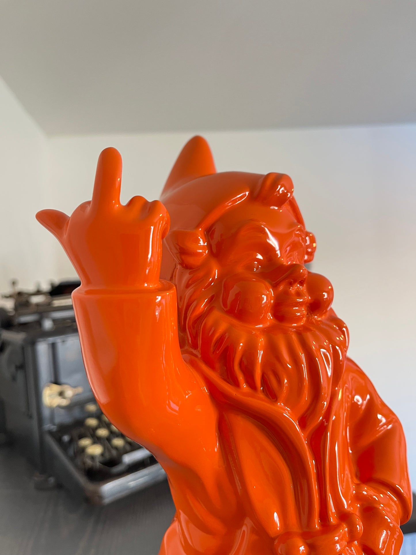 Rebel Kabouter Sculptuur – Polystone Tuinbeeld Statement Piece (kopie)