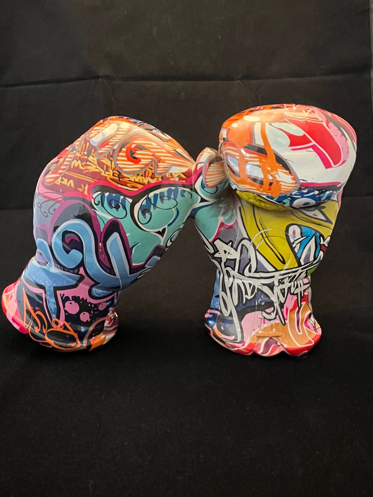 Oliver Klap Street Art Bokshandschoenen Sculptuur Casablanca