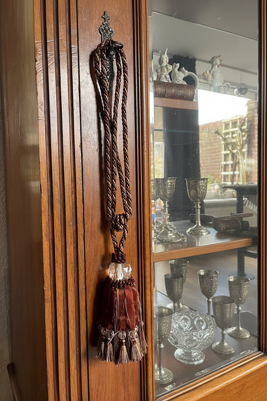 Gordijnen kwast aan vitrine